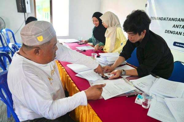 Puluhan Keluarga di HSS Miliki Kepastian Hukum atas Tanahnya lewat Reforma Agraria Badan Bank Tanah Puluhan Keluarga di HSS Miliki Kepastian Hukum atas Tanahnya lewat Reforma Agraria Badan Bank Tanah