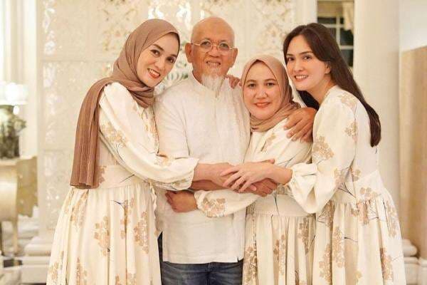 10 Artis Indonesia Berbeda Agama dengan Saudara Kandung 10 Artis Indonesia Berbeda Agama dengan Saudara Kandung