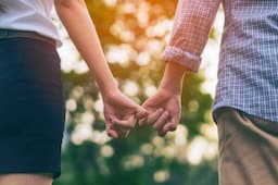 10 Cara Mengatasi Kesepian dalam Hubungan, Peluk Hangat Pasanganmu!