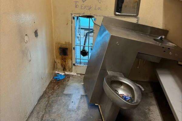 10 Napi Kabur dari Penjara Lewat Dinding Sel Toilet: Terlalu Mudah! 10 Napi Kabur dari Penjara Lewat Dinding Sel Toilet: Terlalu Mudah!