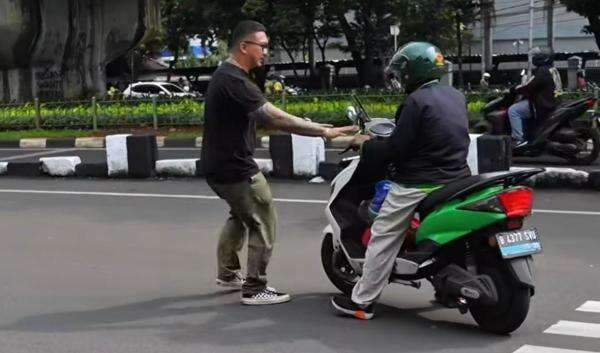 Viral Driver Ojol Nekat Lawan Arah di Depan Polisi: Waktu adalah Uang Pak Viral Driver Ojol Nekat Lawan Arah di Depan Polisi: Waktu adalah Uang Pak