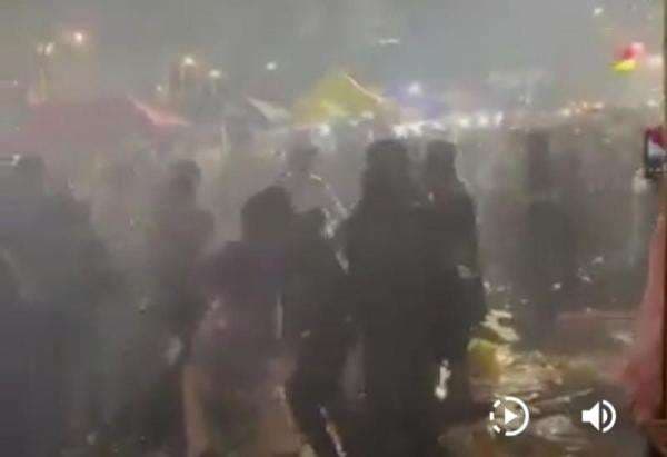 Viral Pria di Jogja Dikeroyok Gara-Gara Kembang Api Meledak Kena Massa Viral Pria di Jogja Dikeroyok Gara-Gara Kembang Api Meledak Kena Massa