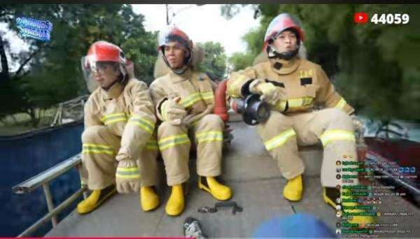 Rapper Rich Brian Dimarahi Petugas Damkar saat Pelatihan, Netizen Auto Ngakak Rapper Rich Brian Dimarahi Petugas Damkar saat Pelatihan, Netizen Auto Ngakak