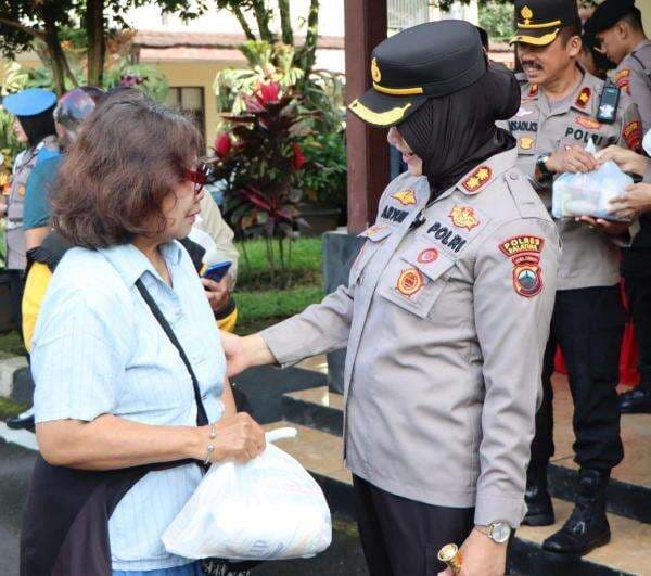 Mapolres Salatiga Diserbu Ratusan Emak-Emak, Rela Antre Demi Paket Tebus Murah Mapolres Salatiga Diserbu Ratusan Emak-Emak, Rela Antre Demi Paket Tebus Murah