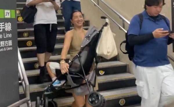 Momen Jennifer Bachdim Angkat Stroller Sendiri saat Liburan Banjir Pujian Netizen: Super Mama Momen Jennifer Bachdim Angkat Stroller Sendiri saat Liburan Banjir Pujian Netizen: Super Mama