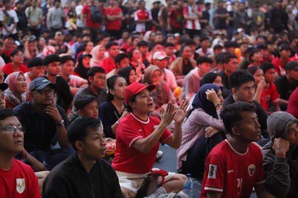 Ekspresi Suporter saat Nobar di SUGBK, Timnas Indonesia Tertinggal dari Jepang Ekspresi Suporter saat Nobar di SUGBK, Timnas Indonesia Tertinggal dari Jepang
