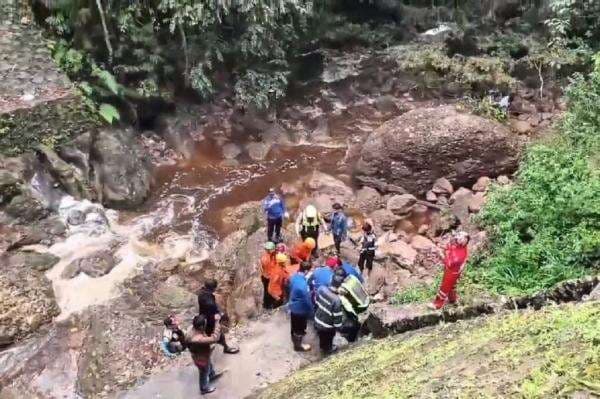 Identitas 7 Orang Sekeluarga Korban Kecelakaan Mobil Masuk Jurang di Kelok Sembilan Identitas 7 Orang Sekeluarga Korban Kecelakaan Mobil Masuk Jurang di Kelok Sembilan