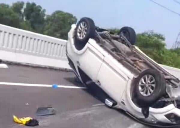 Kecelakaan di Tol Layang MBZ Karawang, Libatkan 2 Mobil hingga Terguling Kecelakaan di Tol Layang MBZ Karawang, Libatkan 2 Mobil hingga Terguling