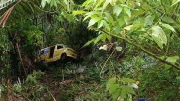Kecelakaan di Dairi, Angkot Masuk Jurang Sedalam 30 Meter Kecelakaan di Dairi, Angkot Masuk Jurang Sedalam 30 Meter