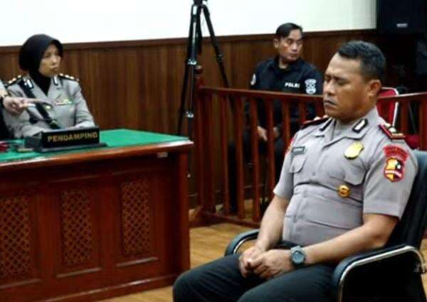 Sidang Etik Brimob Kasus Ojol, Kompol Cosmas Tampak Menutup Mata saat Putusan Sidang Etik Brimob Kasus Ojol, Kompol Cosmas Tampak Menutup Mata saat Putusan