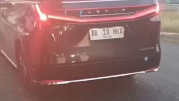 Viral! Mobil Sri Sultan HB X Disalip Rombongan Tot Tot Wuk Wuk saat Antre di Lampu Merah Viral! Mobil Sri Sultan HB X Disalip Rombongan Tot Tot Wuk Wuk saat Antre di Lampu Merah