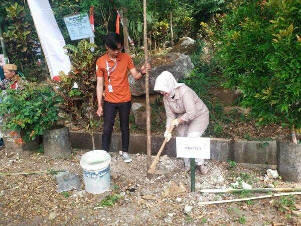 Konservasi Sumber Air, Mahasiswa Unigoro Tanam 1.300 Pohon di Kaki Gunung Pandan Konservasi Sumber Air, Mahasiswa Unigoro Tanam 1.300 Pohon di Kaki Gunung Pandan