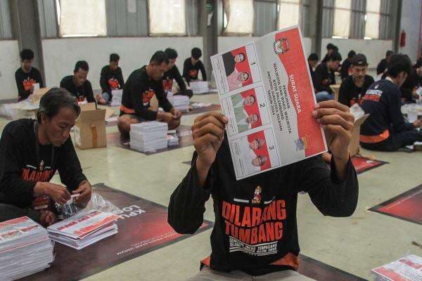 Potret Pelipatan Surat Suara Pilkada Palembang dan Gubernur Sumsel Potret Pelipatan Surat Suara Pilkada Palembang dan Gubernur Sumsel