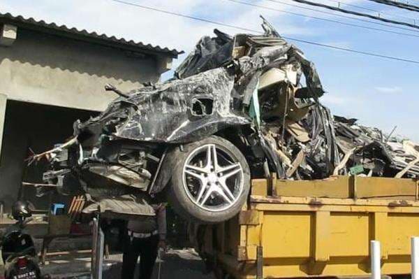 Penampakan Mobil Mercy Ringsek di Reruntuhan Ponpes Al Khoziny, Disebut Dibawa ke Rumah Kiai Penampakan Mobil Mercy Ringsek di Reruntuhan Ponpes Al Khoziny, Disebut Dibawa ke Rumah Kiai