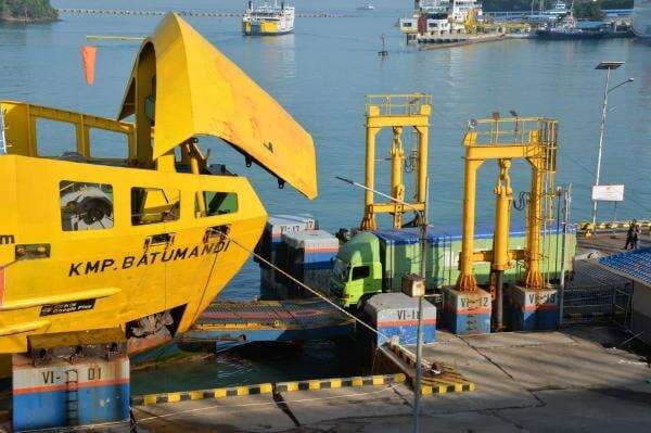 Cuaca Ekstrem Ganggu Akses Pelabuhan Ciwandan, ASDP Alihkan Penyeberangan ke Merak Cuaca Ekstrem Ganggu Akses Pelabuhan Ciwandan, ASDP Alihkan Penyeberangan ke Merak