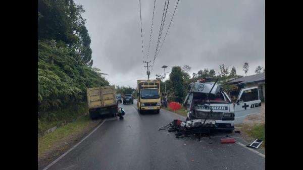 Tragis! Ambulans Bawa Jenazah Ditabrak Truk, Sopir Meninggal di TKP Tragis! Ambulans Bawa Jenazah Ditabrak Truk, Sopir Meninggal di TKP