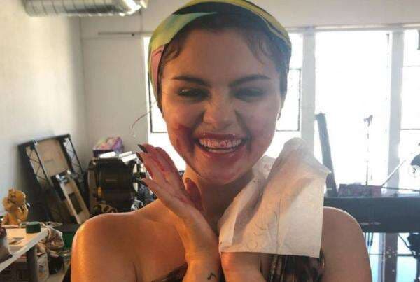 12 Artis dengan Kebiasaan Makan Aneh, Selena Gomez Makan Popcorn Pakai Air Acar 12 Artis dengan Kebiasaan Makan Aneh, Selena Gomez Makan Popcorn Pakai Air Acar