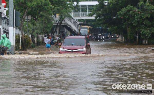 6 Tips Mengendarai Mobil Matic saat Terobos Banjir 6 Tips Mengendarai Mobil Matic saat Terobos Banjir