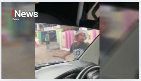 Nekat! Pria di Jeneponto Adang Mobil dan Ayunkan Golok, Aksi Brutalnya Viral Nekat! Pria di Jeneponto Adang Mobil dan Ayunkan Golok, Aksi Brutalnya Viral