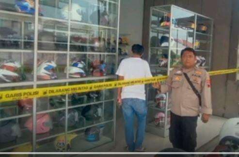 Perampok Aniaya Karyawati Toko Helm di Brebes, Gasak Perhiasan Emas dan HP Perampok Aniaya Karyawati Toko Helm di Brebes, Gasak Perhiasan Emas dan HP