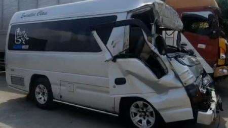 Mobil Travel Penuh Penumpang Tabrak Truk Tronton di Tol Pejagan KM 243, Korban di Evakuasi ke RS Mobil Travel Penuh Penumpang Tabrak Truk Tronton di Tol Pejagan KM 243, Korban di Evakuasi ke RS