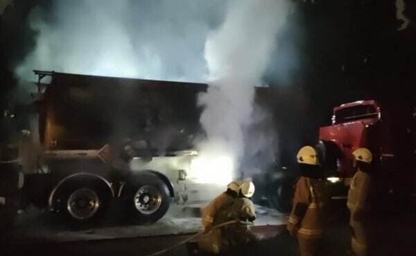 Truk Tangki BBM Terbakar di SPBU Palmerah, 1 Orang Terluka Truk Tangki BBM Terbakar di SPBU Palmerah, 1 Orang Terluka