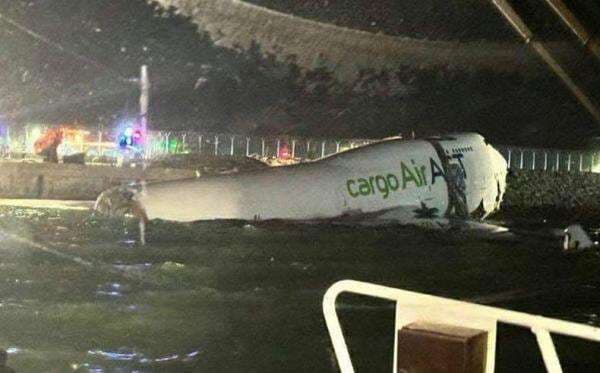 Penampakan Pesawat Boeing 747 Masuk Laut di Bandara Hong Kong, Badan Terpotong Penampakan Pesawat Boeing 747 Masuk Laut di Bandara Hong Kong, Badan Terpotong
