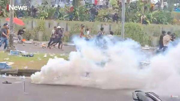 Demo Penambang Timah di Bangka Ricuh, Polisi Tembakkan Gas Air Mata Demo Penambang Timah di Bangka Ricuh, Polisi Tembakkan Gas Air Mata
