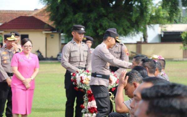 Polres Sragen Gelar Upacara Kenaikan Pangkat Personel Polri Periode 1 Januari 2025 Polres Sragen Gelar Upacara Kenaikan Pangkat Personel Polri Periode 1 Januari 2025