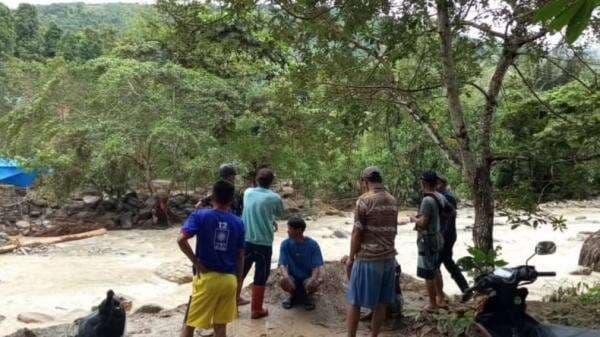Banjir Bandang Terjang Kolaka Utara, Ratusan Warga di 3 Desa Terisolasi dan Krisis Air Bersih Banjir Bandang Terjang Kolaka Utara, Ratusan Warga di 3 Desa Terisolasi dan Krisis Air Bersih