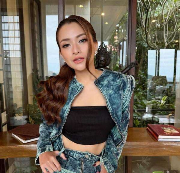 Viral Nathalie Holscher Lupa Mute Live saat Angkat Telepon Cowok, Netizen Heboh Viral Nathalie Holscher Lupa Mute Live saat Angkat Telepon Cowok, Netizen Heboh