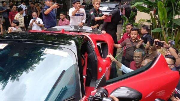 Ferrari dan Harley Davidson Dihadirkan di Sidang Tipikor Kasus Vonis Lepas CPO Ferrari dan Harley Davidson Dihadirkan di Sidang Tipikor Kasus Vonis Lepas CPO