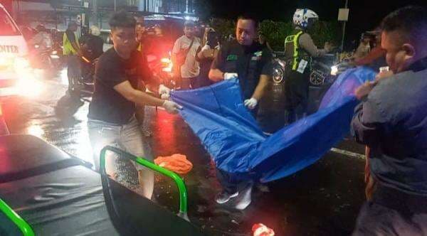 Jatuh Dari Boncengan, Penumpang Motor Tewas Terlindas Tronton di Jalan Gus Dur Jombang Jatuh Dari Boncengan, Penumpang Motor Tewas Terlindas Tronton di Jalan Gus Dur Jombang