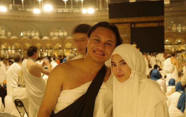 Perdana setelah Mualaf, Mahalini Hamil 7 Bulan Umrah Bersama Suami Perdana setelah Mualaf, Mahalini Hamil 7 Bulan Umrah Bersama Suami