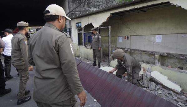 Peringatan Diabaikan, Bangunan Liar di Jalan Barukang Makassar Dibongkar Peringatan Diabaikan, Bangunan Liar di Jalan Barukang Makassar Dibongkar