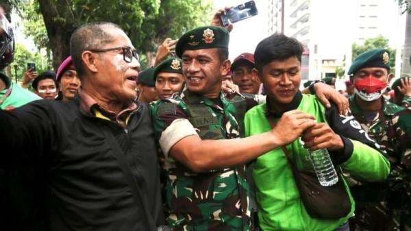 Jenderal Kostrad Brigjen TNI Muhammad Nas Kelahiran Agam Tampil Tenangkan Massa Ojol di Jakarta Jenderal Kostrad Brigjen TNI Muhammad Nas Kelahiran Agam Tampil Tenangkan Massa Ojol di Jakarta