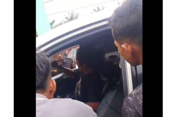 Viral Mobil Tabrak Lari 4 Motor di Asahan, Pengemudi Nyaris Diamuk Massa Ternyata Polisi Viral Mobil Tabrak Lari 4 Motor di Asahan, Pengemudi Nyaris Diamuk Massa Ternyata Polisi