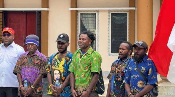 Lima Pentolan KKB di Intan Jaya Menyerahkan Diri, Ini Identitas Lengkapnya! Lima Pentolan KKB di Intan Jaya Menyerahkan Diri, Ini Identitas Lengkapnya!