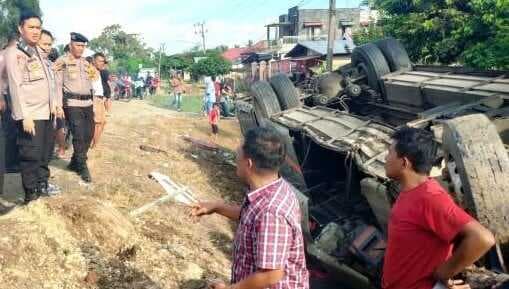 Bus Mudik Terguling Belasan Penumpang Luka-Luka, Sopir Bus Melarikan Diri Bus Mudik Terguling Belasan Penumpang Luka-Luka, Sopir Bus Melarikan Diri