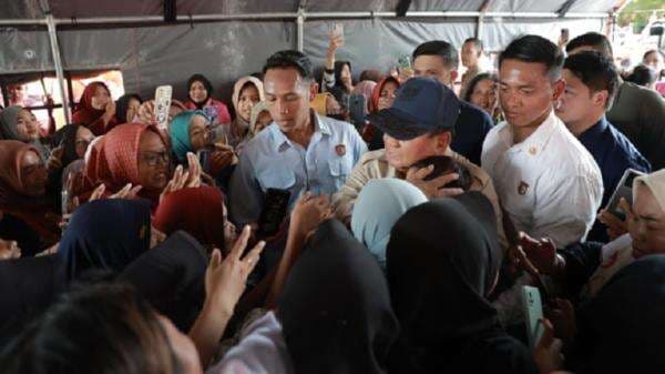 Selawat Berkumandang Sambut Prabowo di Posko Pengungsian MAN 1 Langkat Selawat Berkumandang Sambut Prabowo di Posko Pengungsian MAN 1 Langkat