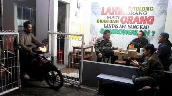 Wakil Wali Kota Bogor Pukul Kentongan Bareng Warga, Bikin Siskamling Hits Lagi! Wakil Wali Kota Bogor Pukul Kentongan Bareng Warga, Bikin Siskamling Hits Lagi!