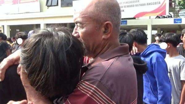 Isak Tangis Warnai Pemulangan Ratusan Pelajar yang Ditangkap saat Demo Ricuh di Grobogan Isak Tangis Warnai Pemulangan Ratusan Pelajar yang Ditangkap saat Demo Ricuh di Grobogan