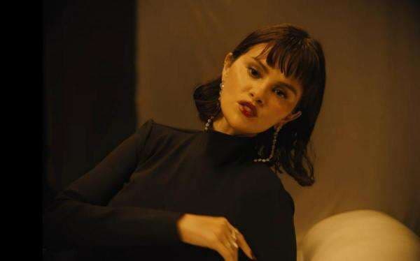 Wajah Selena Gomez Berbeda Drastis di Musik Video In The Dark, Auto Viral! Wajah Selena Gomez Berbeda Drastis di Musik Video In The Dark, Auto Viral!