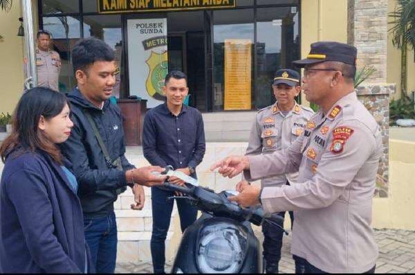 Polisi Gerak Cepat! Kapolsek Sunda Kelapa AKP Hitler Serahkan Motor Hasil Penggelapan ke Pemilik Polisi Gerak Cepat! Kapolsek Sunda Kelapa AKP Hitler Serahkan Motor Hasil Penggelapan ke Pemilik