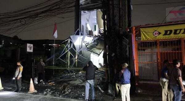 Gedung Nucleus di Pondok Aren Meledak, Dinding Roboh hingga Material Berserakan Gedung Nucleus di Pondok Aren Meledak, Dinding Roboh hingga Material Berserakan