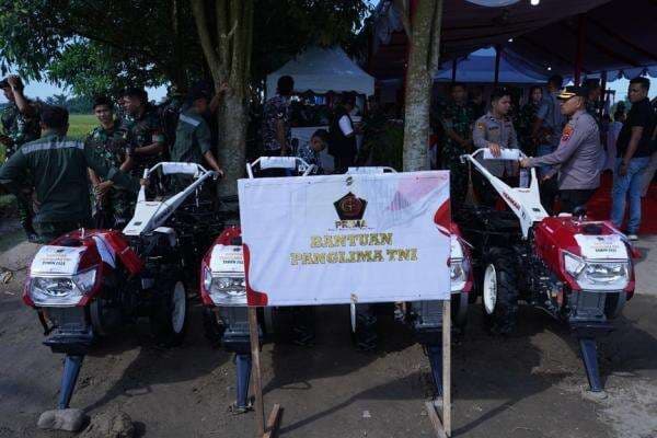 16 Kelompok Tani di Deli Serdang Terima Bantuan Pertanian dari Panglima TNI 16 Kelompok Tani di Deli Serdang Terima Bantuan Pertanian dari Panglima TNI