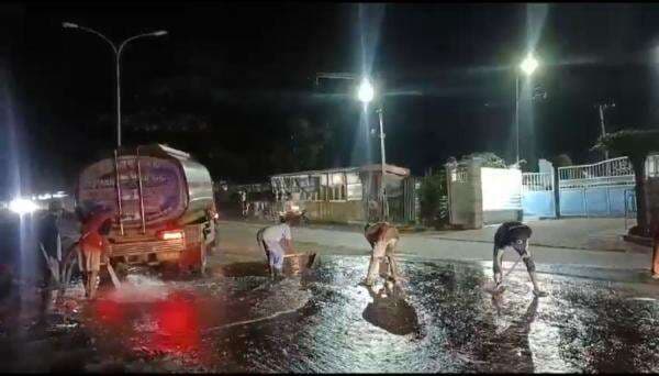 Sempat Dikeluhkan Karena Kotor, Material Tanah di Jalan Raya Surabaya-Malang Dibersihkan Sempat Dikeluhkan Karena Kotor, Material Tanah di Jalan Raya Surabaya-Malang Dibersihkan