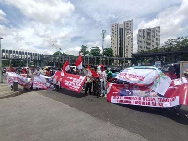 Pemuda Patriot Nusantara Gelar Aksi di Depan Polda Metro, Desak Roy Suryo Cs Ditahan Pemuda Patriot Nusantara Gelar Aksi di Depan Polda Metro, Desak Roy Suryo Cs Ditahan