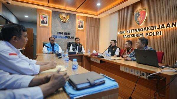 Polri Mediasi Buruh-Perusahaan, 131 Pekerja yang Di-PHK Terima Rp10 Miliar Polri Mediasi Buruh-Perusahaan, 131 Pekerja yang Di-PHK Terima Rp10 Miliar