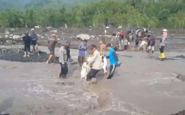 Polri Gerak Cepat Evakuasi Warga Terdampak Banjir Lahar Dingin Semeru di Lumajang Polri Gerak Cepat Evakuasi Warga Terdampak Banjir Lahar Dingin Semeru di Lumajang